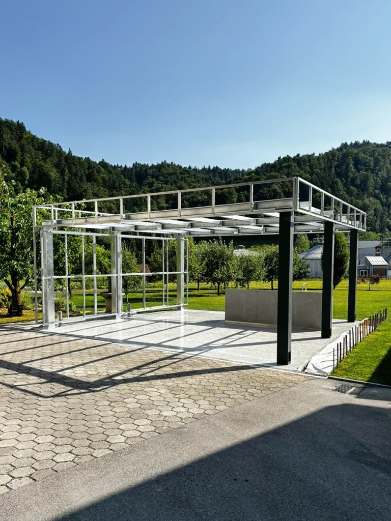 Kozjek kovinski izdelki - izdelava vrtnega nadstreška.