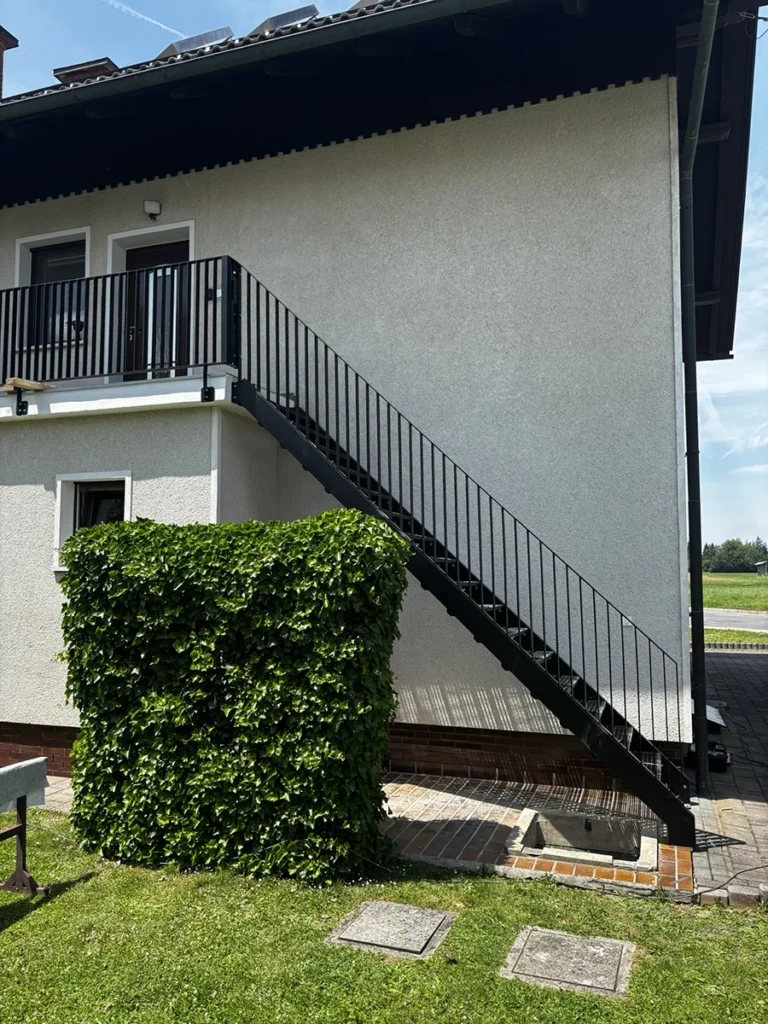 Kozjek kovinski izdelki - izdelava zunanjih stopnic na stanovanjskem objektu.