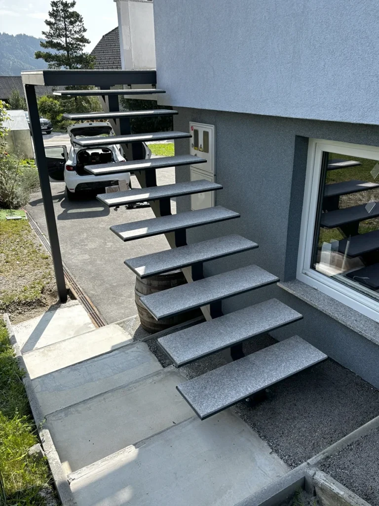 Kozjek kovinski izdelki - izdelava zunanjih stopnic na stanovanjskem objektu.